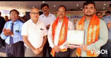मेदिनीनगर (डालटनगंज): MK DAV पब्लिक स्कूल में विद्यालय के छात्र प्रत्यूष आनंद को JEE एडवांस में सफलता प्राप्त करने पर किया गया सम्मानित