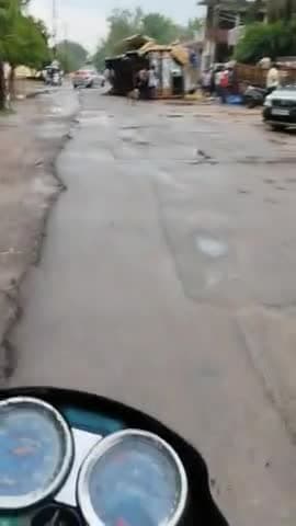 गवर्नमेंट कॉलोनी निकट केंद्रीय विद्यालय स्कूल के पास सड़क धस् जाने के कारण पलटा ट्रक जानमाल को कोई खतरा नहींl