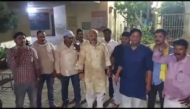 मिर्ज़ापुर: लालडिग्गी स्थित नगर पालिका कार्यालय परिसर में विपक्ष के सभासदगणों ने विकास प्राधिकरण चुनाव में धांधली का आरोप लगाया