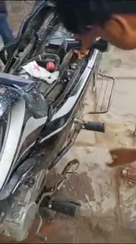 होशंगाबाद नगर: रसूलिया रोड स्थित साईं मंदिर के पास एक मोटरसाइकिल की सीट के नीचे मिला सेंड बोआ प्रजाति का सांप