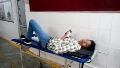 इटावा: बकेवर इलाके में कार की टक्कर लगने से बाइक सवार बैंक कर्मी हुआ घायल जिला अस्पताल में कराया गया भर्ती