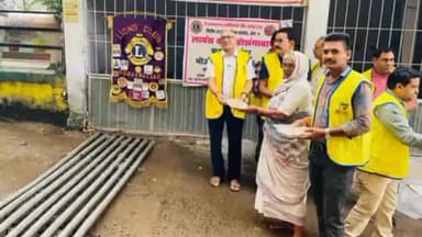 होशंगाबाद नगर: विवेकानंद घाट पर लायंस क्लब के सदस्यों ने जरूरतमंद लोगों को बांटे 100 थाली भोजन