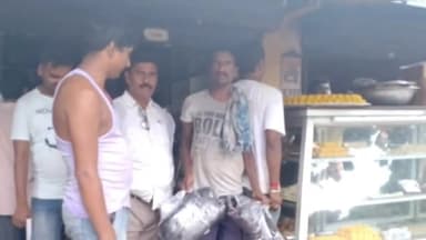 अररिया: नगर परिषद  के द्वारा पॉलिथीन को लेकर शहर के विभिन्न दुकानों में की गई छापेमारी 50किलो पॉलिथीन जप्त 7000 जुर्माना वसूला