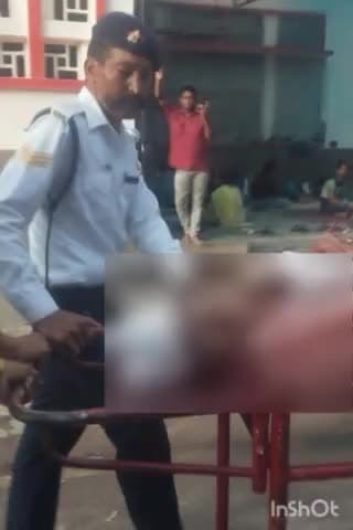 कानपुर: काकादेव स्थित नरेंद्र मोहन सेतु पर स्कूटी सवार शख्स को अज्ञात् वाहन ने मारी टक्कर, हैलट में कराया गया भर्ती