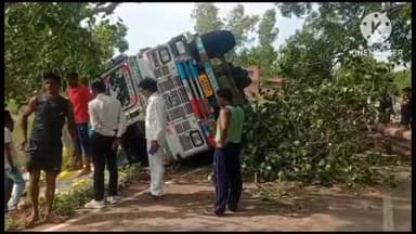 प्रतापगढ़: तुलापुर के पास सड़क पर लटक रहे पीपल की डाल से टकराने से अनियंत्रित ट्रक पलटा ट्रक चालक हुआ घायल