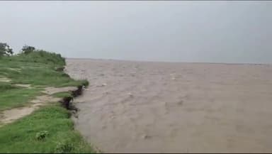 बहराइच: जनपद में खतरे के निशान के करीब पहुंची घाघरा नदी