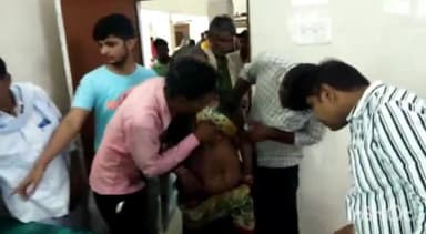 टीकमगढ़: नीमखेरा गांव में काम करते समय बुजुर्ग महिला को सांप ने काटा, ज़िला अस्पताल में भर्ती