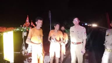 मऊरानीपुर: हाईवे के भकौरा के पास प्यास से तड़प रहे कांवरियों ने 112 पर मांगी मदद,प्रभारी ने पहुंचकर पिलाया पानी।