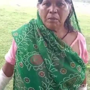 सुनवाहा में वृद्ध महिला के साथ दबंगों ने की लाठी से मारपीट, हाथ में काटा, रिपोर्ट दर्ज। घर जाने पर फिर से कर रहे झगड़ा।