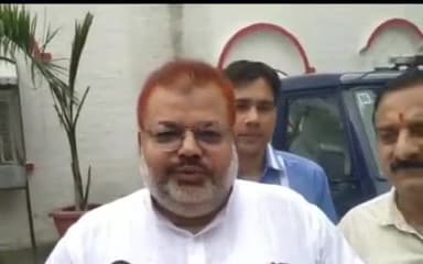 बरेली: बरेली:बड़ा बाजार व्यापार मंडल ने एसएसपी को दिया ज्ञापन जानकारी देते जिलाध्यक्ष फुरकान शमसी