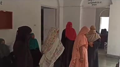 बहराइच: घोसियाना दरगाह शरीफ निवासी महिलाएं पहुंची नगर मजिस्ट्रेट कार्यालय, जलभराव की समस्या को लेकर दिया शिकायती पत्र