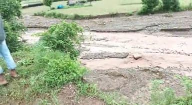 पंचकूला: मंगनीवाला पंचायत अंतर्गत पौड़ावाला गांव में कई मकान खतरे के निशान पर, JJP के पूर्व प्रदेश प्रवक्ता ने लिया जायज़ा