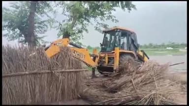 उन्नाव: केनवा गांव में अवैध निर्मित घरों पर चला प्रशासन का बुलडोजर, भारी पुलिस बल रहा मौजूद