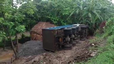 बिहपुर: NH-31 पर बगड़ी के पास गिट्टी लदा एक हाईवा अनियंत्रित होकर गड्ढे में पलटा, चालक और उप-चालक ने कूदकर बचाई जान