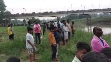 आज़मगढ़: नरौली पुल से युवती ने नदी में लगाई छलांग, गोताखोरों की मदद से पुलिस कर रही युवती की तलाश