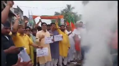 बेतिया: सोवाबाबू चौक पर बीजेपी नेताओं ने मुख्यमंत्री नीतीश कुमार और उप मुख्यमंत्री तेजस्वी यादव का किया पुतला दहन।