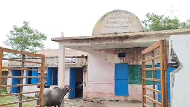 आगर: ग्राम कुंडला खेड़ा में जर्जर बिल्डिंग में संचालित हो रहा प्राइमरी स्कूल, हादसे का रहता खतरा