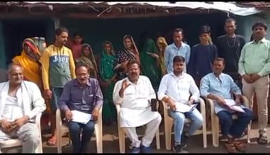 कुरवाई :– आज ग्राम इमलिया पराशरी सरकंडी नेह पिपरिया आदि ग्रामों में बरसात पीड़ित परिवारों से सुभाष बोहत एडबोकेट मिले उनकी समस्याओं को जाना ।