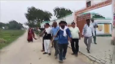 आज़मगढ़: हरिहरपुर गांव में डिप्टी सीएम केशव प्रसाद मौर्या के संभावित दौरे को देखते हुए सफाई कर्मचारियो ने चलाया विशेष सफाई अभियान