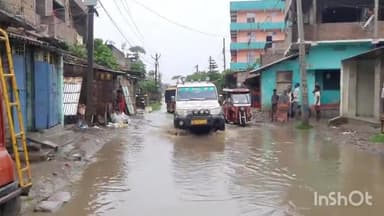 खगड़िया: आवास बोर्ड मुख्य सड़क पर जमा है एक फीट पानी, इसी होकर लोग करते हैं आवागमन