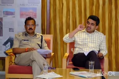 धार: डेलीगेट्स के लिए बसों में रखें मांडू की जानकारी की बुकलेट्स, उन्हें पहले से रहे यहां की जानकारी- कलेक्टर