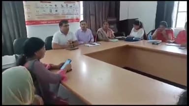 मुरादाबाद: जिला मुख्य चिकित्सा अधिकारी कार्यालय के सभागार में संचारी रोगों से वचाब के लिए ज़िले भर की आशाओं को ट्रेंनिग दी गई