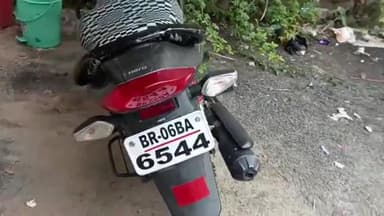 बाजपट्टी: लावारिस स्थिति में पुलिस ने बोहा चौक के पास से बरामद की एक बाइक