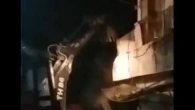 हुज़ूर: भोपाल के सोनागिरी में  बिल्डिंग तोड़ने की कार्रवाई: विरोध में उतरे दुकानदार