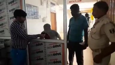 जमुई: अलग-अलग मामलों में फरार दो व्यक्ति ने जमुई कोर्ट में किया आत्मसमर्पण मेडिकल जांच के लिए लाया सदर अस्पताल