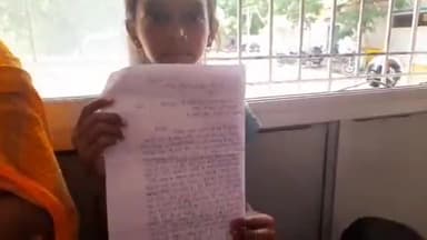 जमुई: भूमि विवाद को लेकर सुंदरबाद गांव निवासी एक बच्ची पहुंची समाहरणालय, एसपी को आवेदन देकर लगाई न्याय की गुहार