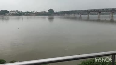 आगरा: हथनी कुंड से पानी छोड़े जाने के बाद आगरा यमुना नदी में लगातार बढ़ रहा जलस्तर, 493 फीट तक पहुंचा यमुना का जलस्तर