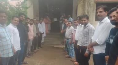 छोटीसादड़ी: एसडीएम कार्यालय पर टीएसपी से गृह जिलों में समायोजन की मांग को लेकर एसडीएम को दिया गया ज्ञापन