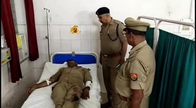 इटावा: सिविल लाइन इलाके में सड़क दुर्घटना में घायल हुए पुलिस कर्मी का सीओ जसवंतनगर ने अस्पताल पहुंचकर लिया हाल-चाल