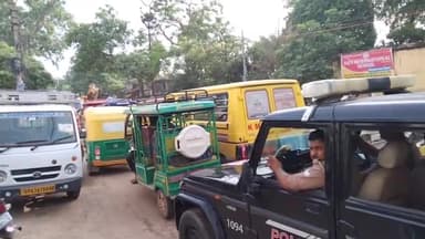 मिर्ज़ापुर: पुलिस लाइन से रमईपट्टी तिराहा तक सुबह जाम लगने से स्कूली वाहन व पढ़ाने वाले अध्यापक-अध्यापिकाएं भी जाम में फंसे रहे