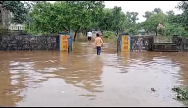 शाहबाद: समरानियां कस्बे का स्कूल पानी से हुआ लबालब, विद्यार्थियों की पढ़ाई हो रहा प्रभावित