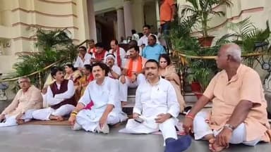 मोतिहारी: मोतिहारी विधायक प्रमोद कुमार ने विधानसभा गेट पर भाजपा नेताओं के साथ किया प्रदर्शन, सोशल मीडिया पर दी जानकारी