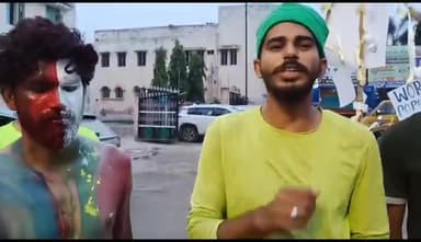 जुब्बा साहनी पार्क के नजदीक कलाकृति आर्ट स्टूडियो के कलाकारों के द्वारा विश्व जनसंख्या दिवस के ऊपर लाइव फेस एवं बॉडी पेंटिंग करके आम जनता के बीच बढ़ती जनसंख्या से होने वाली समस्याओं के बारे में लोगों को उनका ध्यान अपनी ओर आकृष्ट किया।