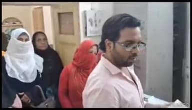 कोटा।
आंगनबाड़ी कार्यकर्ता महिलाओं को सुविधाएं देने के बजाय कर रहीं अभद्रता 
-वार्ड 52 पार्षद ने दिया ज्ञापन