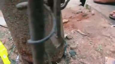 झांसी: नंदनपुरा की गली नंबर 5 में एक बिजली का खंभा हुआ क्षतिग्रस्त, पार्षद द्वारा शिकायत करने पर भी नहीं हुई कार्रवाई