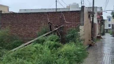 धनौरा: गजरौला के मोहल्ला लक्ष्मी नगर में बारिश के कारण मकान पर टूटकर गिरा 11000 विद्युत लाइन का खंबा, घरों के उपकरण खराब