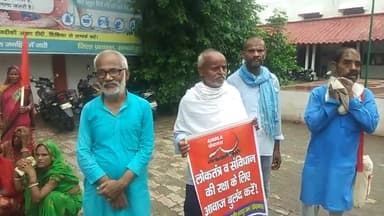 समस्तीपुर सदर अनुमंडल मुख्यालय पर  खेग्रामस एवं मनरेगा मजदूर सभा के बैनर तले राज्यव्यापी आंदोलन की गई सभा को  खेग्रामस जिला उपाध्यक्ष सुरेश कुमार ने संबोधित किया।