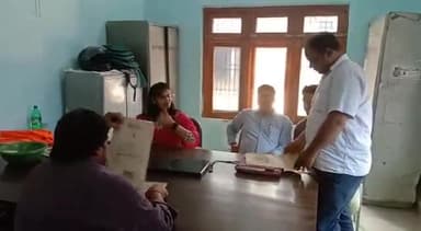 डलमऊ: नगर पंचायत डलमऊ कार्यालय में अधिशासी अधिकारी की अध्यक्षता में पीएम स्वनिधि योजना के तहत लगाया गया कैम्प