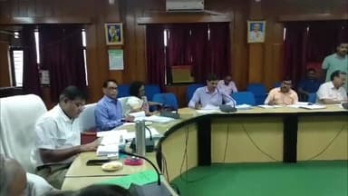 आज़मगढ़: समीक्षा बैठक में मण्डलायुक्त ने कहा-टेण्डर लेने के बाद कार्य न करने वाले ठेकेदारों को करें ब्लैक लिस्टेड