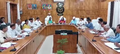 बहराइच: कलेक्ट्रेट सभागार में डीएम मोनिका रानी की अध्यक्षता में सम्पन्न हुई राजस्व कार्यों की समीक्षा बैठक