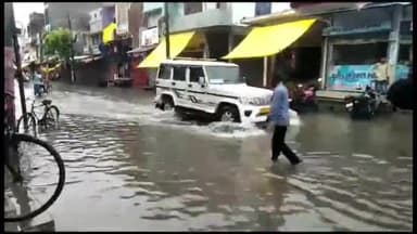 इकौना: हल्की बारिश के बाद इकौना क़स्बे की रोड पर भरा पानी