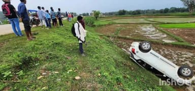 बतौली: बतौली क्षेत्र के बासेन के पास खेत में पलटी कार, एक घायल