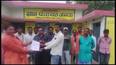 गौरिहार: अभऊ गांव में सड़क की मांग को लेकर ज्ञापन देने के मामले में मौके पर निरीक्षण करने पहुंचे नायब तहसीलदार
