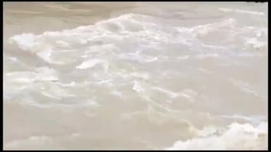 अररिया: जीरो माइल के समीप पानी की तेज बहाव में बहे डायवर्शन का जिला आपदा पदाधिकारी ने किया निरिक्षण