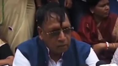 हुज़ूर: रोशनपुरा चौराहे पर कांग्रेस विधायक पीसी शर्मा ने प्रदर्शन के दौरान प्रदेश सरकार पर पटवारी भर्ती को लेकर आरोप लगाए