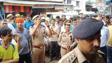 मौदहा: कोतवाली के मलिकुआँ चौराहा के पास  गैंगेस्टर एक्ट के अपराधियों  के मकानों के सीज की प्रक्रिया शुरू SDM CO मौजूद रहे